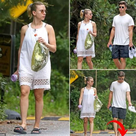 Scarlett Johansson and Colin Jost enjoy the。